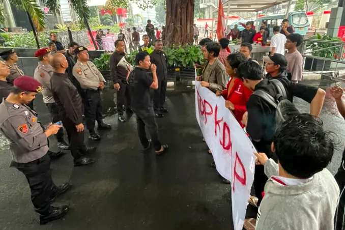 Aksi Aliansi Mahasiswa Jakarta melaporkan dugaan korupsi KDMP ke Komisi Pemberantasan Korupsi, Jakarta, Kamis (25/6/2026).