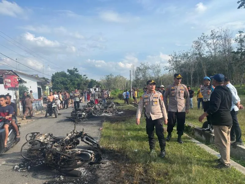 Akibat Konflik Lahan di Tebing Tinggi, Puluhan Kendaraan Terbakar. (Istimewa).