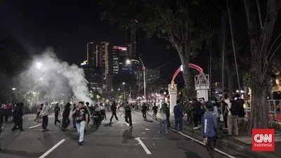 Jumlah massa aksi #IndonesiaSekarat yang ditangkap aparat Polrestabes Surabaya telah bertambah menjadi 24 orang, termasuk satu orang perempuan. (CNN Indonesia/ Farid)