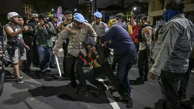 14 Massa Aksi Surabaya Dibebaskan Polisi, 4 Orang Ditetapkan Tersangka. (AFP/JUNI KRISWANTO).