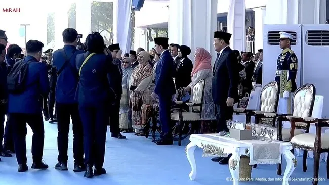 Acara HUT ke-80 Bhayangkara, Prabowo Prabowo Beri Hormat ke Jokowi. (Biro Pers).