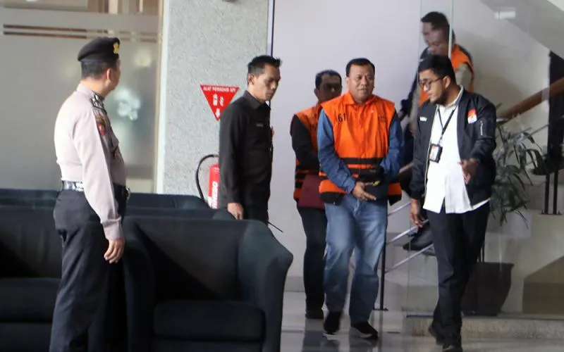 Bupati Kabupaten Kuantan Singingi (Kuansing), Suhadirman Amby resmi ditetapkan sebagai tersangka dalam kasus dugaan korupsi suap terkait pengisian jabatan yang diusut Komisi Pemberantasan Korupsi. Penetapan tersangka dilakukan setelah Suhadirman menjalani pemeriksaan intensif sejak Selasa (30/6/2026) malam di Gedung KPK, Jakarta. Robinsar Nainggolan