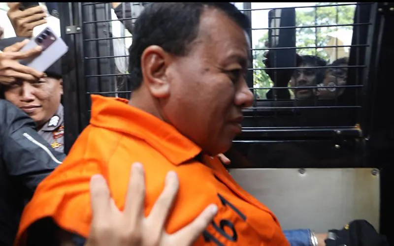 Bupati Kabupaten Kuantan Singingi (Kuansing), Suhadirman Amby resmi ditetapkan sebagai tersangka dalam kasus dugaan korupsi suap terkait pengisian jabatan yang diusut Komisi Pemberantasan Korupsi. Penetapan tersangka dilakukan setelah Suhadirman menjalani pemeriksaan intensif sejak Selasa (30/6/2026) malam di Gedung KPK, Jakarta. Robinsar Nainggolan