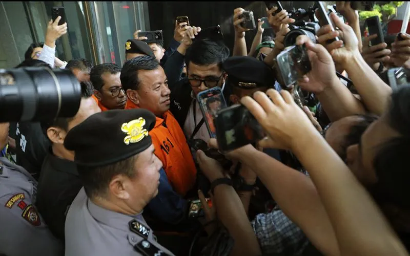 Bupati Kabupaten Kuantan Singingi (Kuansing), Suhadirman Amby resmi ditetapkan sebagai tersangka dalam kasus dugaan korupsi suap terkait pengisian jabatan yang diusut Komisi Pemberantasan Korupsi. Penetapan tersangka dilakukan setelah Suhadirman menjalani pemeriksaan intensif sejak Selasa (30/6/2026) malam di Gedung KPK, Jakarta. Robinsar Nainggolan