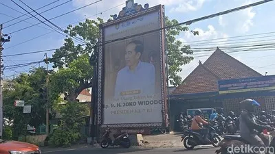 Koalisi Masyarakat Sipil melaporkan Wali Kota Solo, Respati Ardi, ke Kejaksaan atas dugaan korupsi terkait baliho ucapan selamat ulang tahun untuk Jokowi. (Tara Wahyu NV/detikJateng)