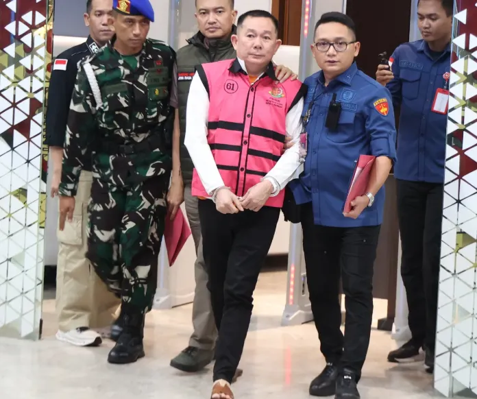 Sudianto alias Aseng (rompi merah muda), Beneficial Owner PT QSS, tersangka kasus dugaan korupsi tata kelola bauksit di Kalimantan Barat. (Kompas)