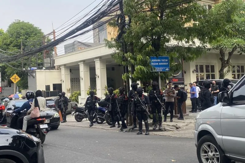 Penjagaan area luar restoran di Cipete oleh kepolisian saat penggeledahan, Rabu (8/7/2026).(KOMPAS.com/HANIFAH SALSABILA )