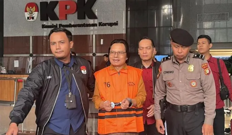 Bekas Sekjen MPR Maaruf Cahyono gunakan rompi oranye (Antara)