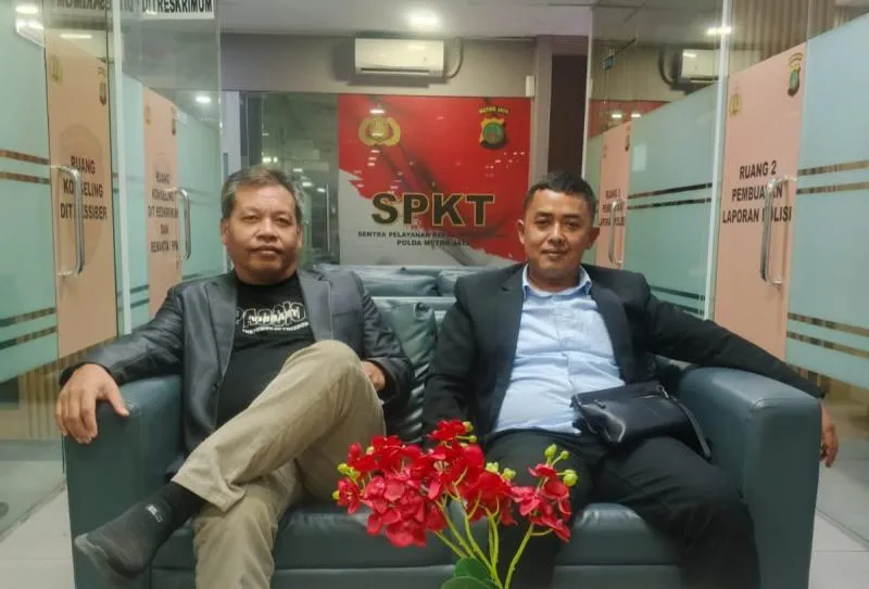 Pelapornya adalah Benny Pardede, S.H., sebagai Ketua DPP Bidang Kerukunan Umat Beragama DPP TOPAN RI bersama Ketua Umumnya, Sumondang Simangunsong, S.H., M.H. (Suara Pembaharuan)
