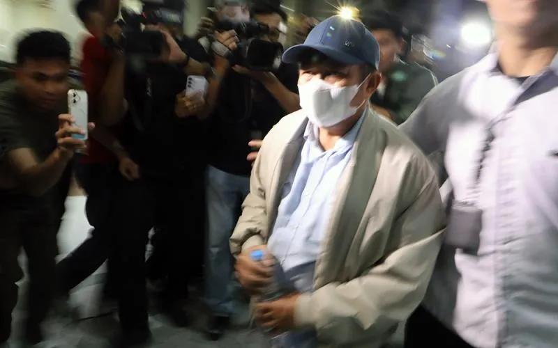 Komisi Pemberantasan Korupsi (KPK), Senin (20/7/2026), membawa Bupati Lombok Barat, Lalu Ahmad Zaini, usai terjaring dalam operasi tangkap tangan (OTT). Lalu Ahmad tiba sekitar pukul 21.59 WIB. Dirinya terlihat menggunakan pakaian kemeja biru dengan topi dan masker. Robinsar Nainggolan