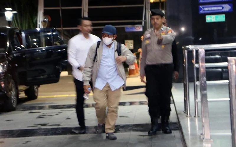 Komisi Pemberantasan Korupsi (KPK), Senin (20/7/2026), membawa Bupati Lombok Barat, Lalu Ahmad Zaini, usai terjaring dalam operasi tangkap tangan (OTT). Lalu Ahmad tiba sekitar pukul 21.59 WIB. Dirinya terlihat menggunakan pakaian kemeja biru dengan topi dan masker. Robinsar Nainggolan