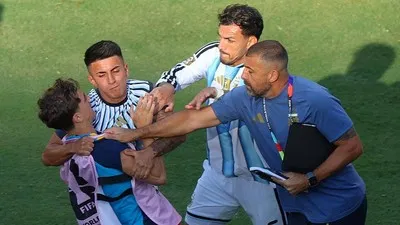 Leandro Paredes (dua dari kanan) terancam sanksi berat FIFA usai ricuh di final Piala Dunia 2026. (REUTERS/Mike Segar)