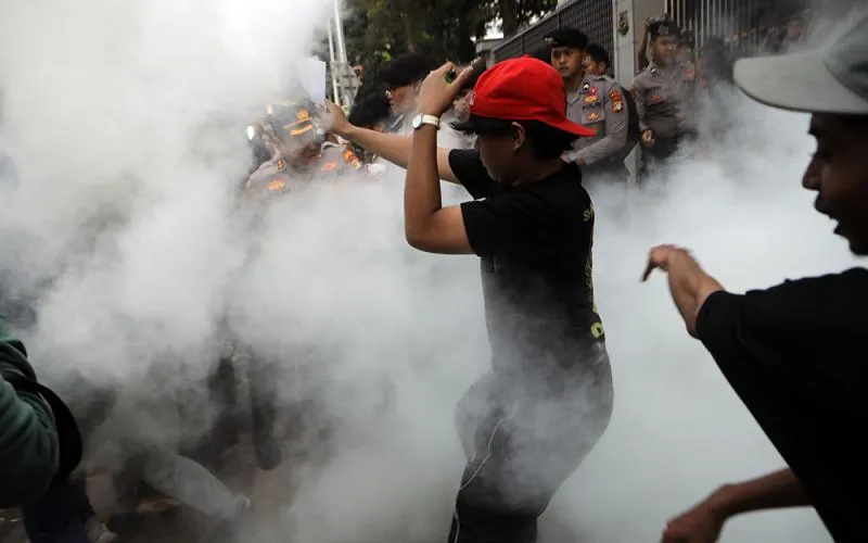 Aksi demonstrasi yang digelar Jaringan Intelektual Hukum Nasional di depan Gedung Kejaksaan Agung (Kejagung), Jalan Panglima Polim, Jakarta Selatan, berujung ricuh, pada Rabu (22/7/2026). Dalam aksi tersebut, massa mendesak aparat penegak hukum segera mengumumkan status hukum mantan Jaksa Agung Muda Tindak Pidana Khusus (Jampidsus), Febrie Adriansyah, secara terbuka kepada publik. Robinsar Nainggolan