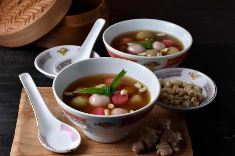 Ilustrasi wedang ronde dalam mangkuk saji. (SHUTTERSTOCK/ ZahyMaulana)