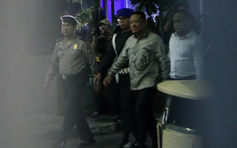 Eks Jampidsus, Febrie Adriansyah, tidak menggunakan rompi tahanan dan kedua tangannya tidak terborgol saat diboyong ke rutan KPK. Febrie Adriansyah resmi ditahan di Rumah Tahanan (Rutan) Komisi Pemberantasan Korupsi (KPK), Jakarta, pada Jumat (24/7/2025). Robinsar Nainggolan