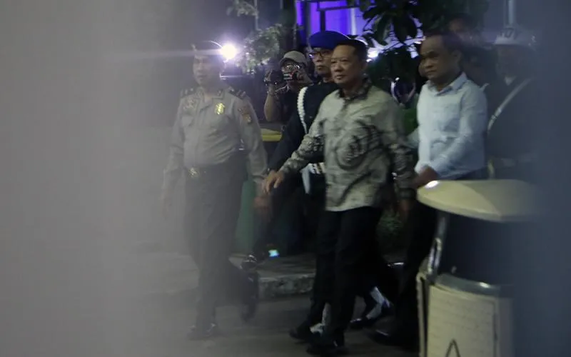 Eks Jampidsus, Febrie Adriansyah, tidak menggunakan rompi tahanan dan kedua tangannya tidak terborgol saat diboyong ke rutan KPK. Febrie Adriansyah resmi ditahan di Rumah Tahanan (Rutan) Komisi Pemberantasan Korupsi (KPK), Jakarta, pada Jumat (24/7/2025). Robinsar Nainggolan