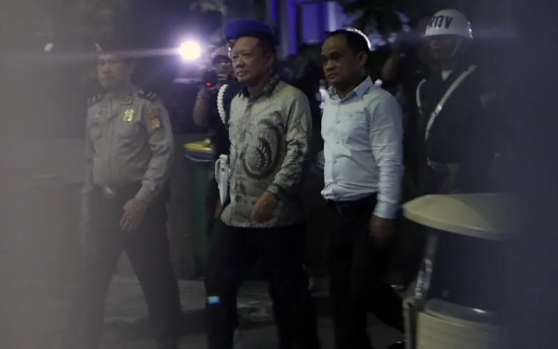 Eks Jampidsus, Febrie Adriansyah, tidak menggunakan rompi tahanan dan kedua tangannya tidak terborgol saat diboyong ke rutan KPK. Febrie Adriansyah resmi ditahan di Rumah Tahanan (Rutan) Komisi Pemberantasan Korupsi (KPK), Jakarta, pada Jumat (24/7/2025). Robinsar Nainggolan
