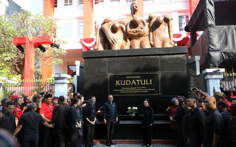 Presiden ke-5 RI yang juga Ketua Umum Partai Demokrasi Indonesia Perjuangan Megawati Soekarnoputri, Prananda Prabowo bersama putri Bung Hatta, Meutia Hatta, hadir saat acara peresmian Monumen Kudatuli (Kerusuhan 27 Juli 1996) di Kantor DPP PDI Perjuangan, Jakarta, Senin (27/7/2026). Monumen peristiwa Kudatuli di halaman depan Kantor DPP PDIP ini menggambarkan sosok perempuan yang tampak memeluk lima sosok yang menunduk. Robinsar Nainggolan