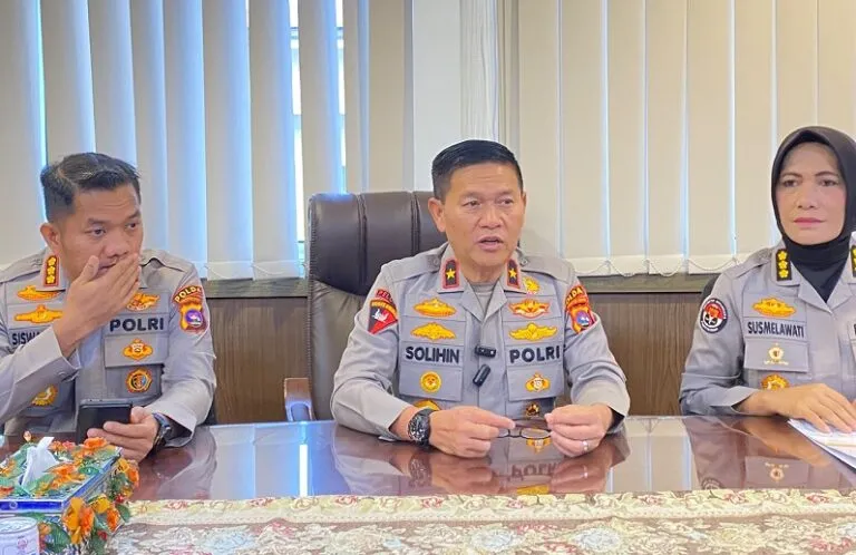 Wakapolda Sumbar Sholihin saat memberikan keterangan pers. (Foto: Sgl/der)