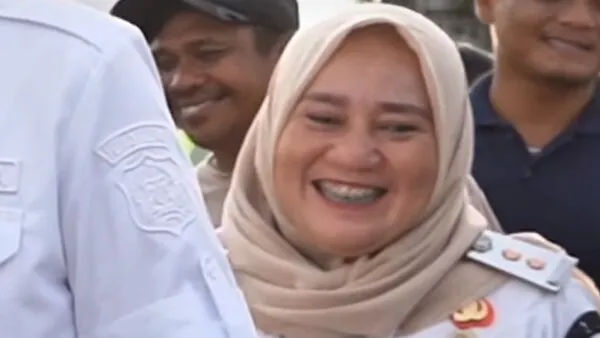 Lurah di Medan menimpali keluhan warga dengan kata-kata `cie curhat`. (Tangkapan Layar YouTube)