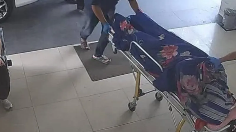 Jenazah Sutrimo Karumga eks Jampidsus Febrie Adriansyah saat dievakusi ke RS Muhammadiyah Taman Puring. [Instagram]