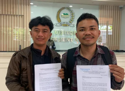 Perwakilan Koalisi Mahasiswa Charlesius Rustam T.M.G., Albinus Halu, dan Zaky Alamsyah menyerahkan nota keberatan Inpres KDMP ke DPR, Jumat (31/7).