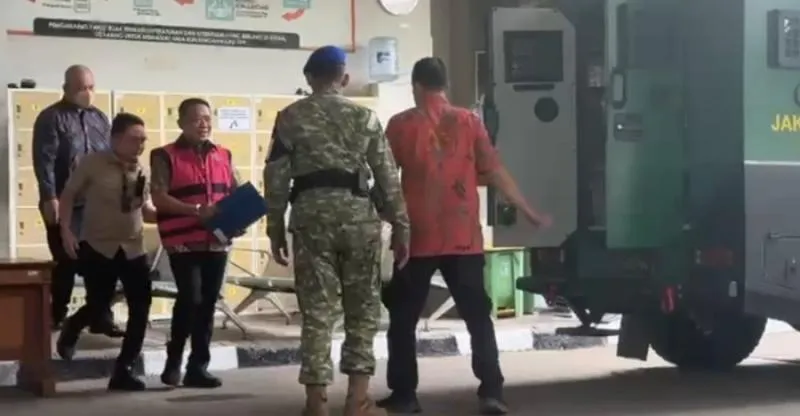 Febrie Adriansyah Dibawa ke Kejagung dengan Rompi Pink-Tangan Diborgol. (Rmol.id).