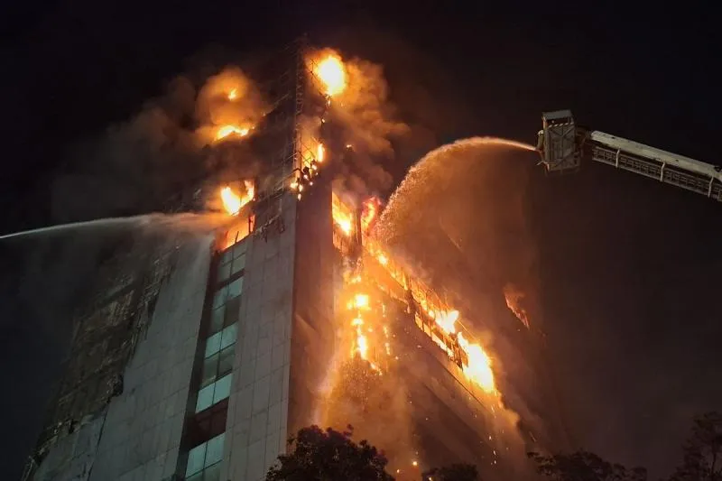 Kebakaran melanda gedung Badan Pendapatan Daerah (Bapenda) DKI Jakarta di Jalan Abdul Muis, Petojo Selatan, Gambir, Jakarta Pusat, pada Jumat (7/8/2026) malam.(KOMPAS.com/Ridho Danu Prasetyo)