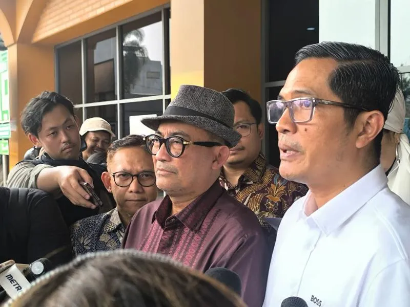 Massagus Farizi, Firman Wijaya dan Febri Diansyah, Tim Penasihat Hukum eks Jampidsus Febrie Adriansyah, di PN Jakarta Selatan usai menyerahkan berkas gugatan praperadilan, Rabu (5/8/2026). 