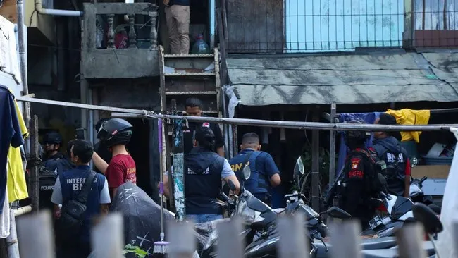 Gerebek Kampung Bahari, Massa Bos Narkoba Sempat Melawan BNN. (BNN).