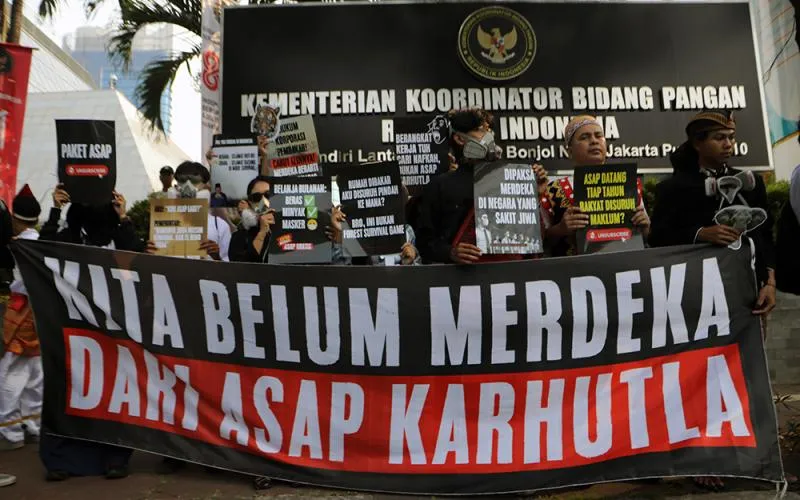 Aksi demonstrasi Wahana Lingkungan Hidup Indonesia (Walhi) terkait kebakaran hutan dan lahan (karhutla) digelar hari ini di Kementrian Kordinator Bidang Ketahanan Pangan, Jakarta. Aktivis Walhi menuntut ketegasan pemerintah, terutama dalam mengawasi izin korporasi besar yang lahannya terus berulang kali terbakar. Para aktivis lingkungan mengkritisi proyek pembukaan hutan skala besar untuk sektor pangan karena dinilai memicu emisi karbon yang tinggi serta meningkatkan risiko karhutla yang merusak