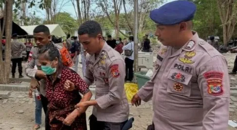 Personel Polri mengevakuasi warga korban gempa 7,7 SR di NTT. (Detik)