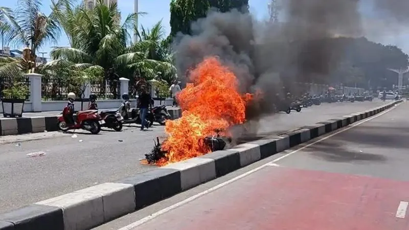 Kisruh di Hari Damai Aceh: Massa Kejar Aparat hingga Bakar Motor TNI. (tribunnews).