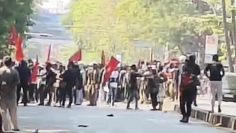 Saling Lempar Batu, Aksi Mahasiswa Papua di Makassar Memanas. (Istimewa).
