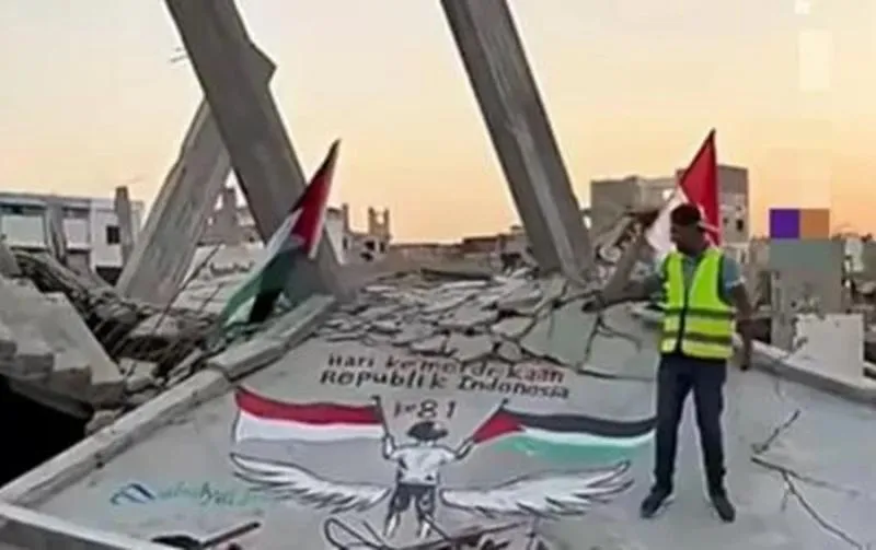 Ucapan HUT RI dari Gaza, Lukis Merah-Putih di Reruntuhan Bangunan. (Istimewa).