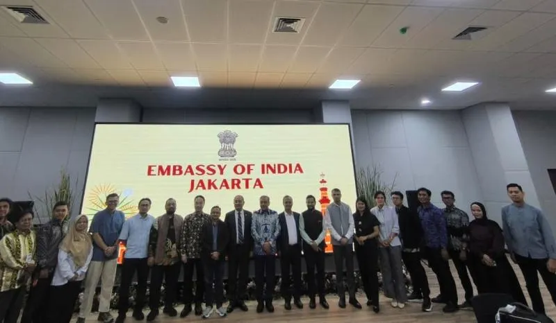 Duta Besar India untuk Indonesia, Sandeep Chakravorty (tengah) berfoto bersama peserta dan pembicara Roundtable Discussion bertajuk “India & Indonesia: Post-Modi Visit and the Prospects for Collaboration in Education and Training” di Tagore Hall, Kedutaan Besar India, Jakarta, Rabu (19/8).