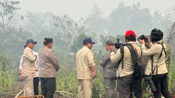 Presiden Prabowo Subianto meninjau salah satu titik Kebakaran hutan dan lahan (karhutla) di Desa Limbung, Sungai Raya, Kubu Raya, Kalimantan Barat (Kalbar), Sabtu (22/8/2026). (Eva Safitri/detikcom) 