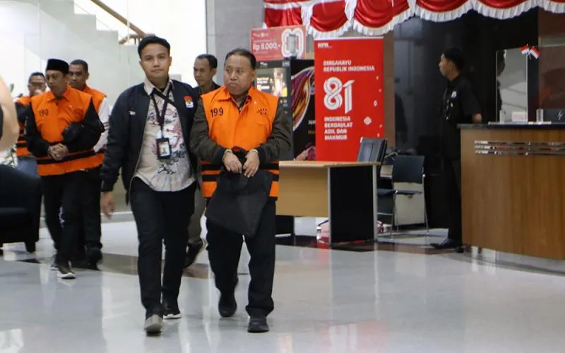 KPK resmi menahan Rektor Universitas Jenderal Soedirman (Unsoed), Akhmad Sodiq, beserta lima tersangka lainnya terkait dugaan pemerasan dan gratifikasi penerimaan mahasiswa baru jalur mandiri. KPK menyita uang tunai Rp 665 juta dan saldo rekening Rp 99 juta. Robinsar Nainggolan