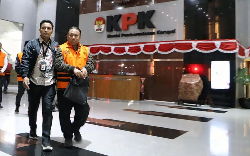KPK resmi menahan Rektor Universitas Jenderal Soedirman (Unsoed), Akhmad Sodiq, beserta lima tersangka lainnya terkait dugaan pemerasan dan gratifikasi penerimaan mahasiswa baru jalur mandiri. KPK menyita uang tunai Rp 665 juta dan saldo rekening Rp 99 juta. Robinsar Nainggolan