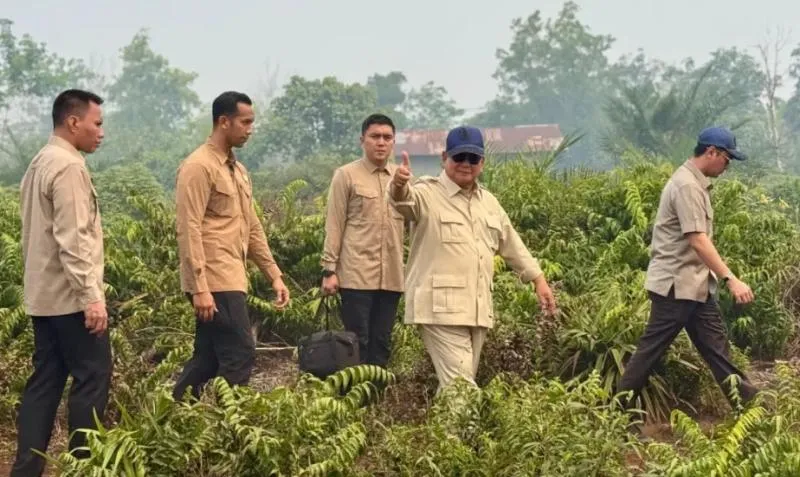 Presiden RI Prabowo Subianto meninjau langsung lokasi Karhutla di Desa Limbung Kecamatan Sungai Raya Kalimantan Barat pada Sabtu (22/8). (Pontianak Post)