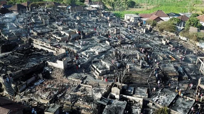 Puing-puing Kampung Sade, kawasan adat masyarakat Sasak, di Lombok Tengah, NTB, yang terbakar pada Sabtu (22/82026). (Detik)
