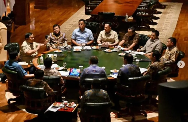Bahas Karhutla dan Gempa NTT, Prabowo Rapat Malam-malam di Hambalang. (Instagram Seskab).