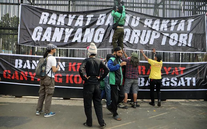 Bantuan logistik dari masyarakat terus mengalir deras untuk mendukung aksi unjuk rasa massa Aliansi Masyarakat Pati Bersatu (AMPB) di depan Gedung DPR RI, Jakarta hingga sore hari Rabu (26/8/2026). Bentuk bantuan yang datang berupa air mineral, makanan siap saji, buah-buahan, makanan ringan, hingga obat-obatan. Robinsar Nainggolan