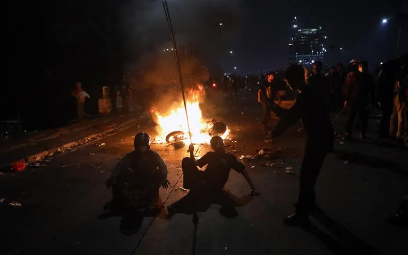 Demonstrasi yang menuntut perampasan aset dan hukuman mati bagi koruptor digelar oleh massa aksi, termasuk dari Aliansi Masyarakat Pati Bersatu (AMPB), di depan Gedung DPR RI, Senayan, Jakarta, pada Kamis, (27/8/2026). Massa juga menuntut hukuman mati bagi pelaku tindak pidana korupsi di Indonesia. Robinsar Nainggolan