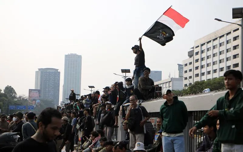 Demonstrasi yang menuntut perampasan aset dan hukuman mati bagi koruptor digelar oleh massa aksi, termasuk dari Aliansi Masyarakat Pati Bersatu (AMPB), di depan Gedung DPR RI, Senayan, Jakarta, pada Kamis, (27/8/2026). Massa juga menuntut hukuman mati bagi pelaku tindak pidana korupsi di Indonesia. Robinsar Nainggolan