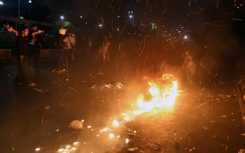Demonstrasi yang menuntut perampasan aset dan hukuman mati bagi koruptor digelar oleh massa aksi, termasuk dari Aliansi Masyarakat Pati Bersatu (AMPB), di depan Gedung DPR RI, Senayan, Jakarta, pada Kamis, (27/8/2026). Massa juga menuntut hukuman mati bagi pelaku tindak pidana korupsi di Indonesia. Robinsar Nainggolan