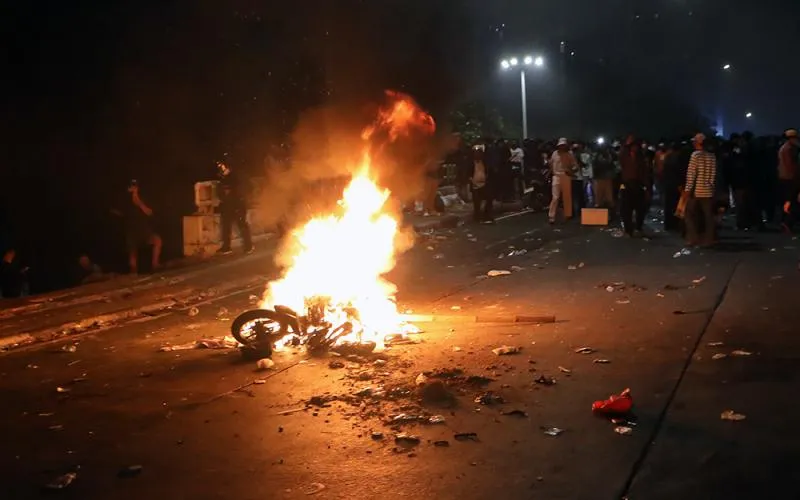 Demonstrasi yang menuntut perampasan aset dan hukuman mati bagi koruptor digelar oleh massa aksi, termasuk dari Aliansi Masyarakat Pati Bersatu (AMPB), di depan Gedung DPR RI, Senayan, Jakarta, pada Kamis, (27/8/2026). Massa juga menuntut hukuman mati bagi pelaku tindak pidana korupsi di Indonesia. Robinsar Nainggolan