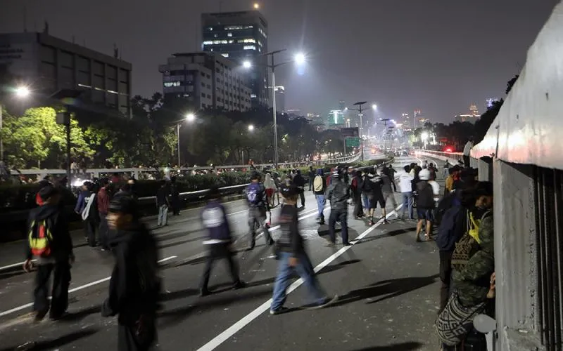 Demonstrasi yang menuntut perampasan aset dan hukuman mati bagi koruptor digelar oleh massa aksi, termasuk dari Aliansi Masyarakat Pati Bersatu (AMPB), di depan Gedung DPR RI, Senayan, Jakarta, pada Kamis, (27/8/2026). Massa juga menuntut hukuman mati bagi pelaku tindak pidana korupsi di Indonesia. Robinsar Nainggolan