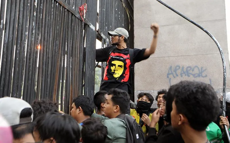 Demonstrasi yang menuntut perampasan aset dan hukuman mati bagi koruptor digelar oleh massa aksi, termasuk dari Aliansi Masyarakat Pati Bersatu (AMPB), di depan Gedung DPR RI, Senayan, Jakarta, pada Kamis, (27/8/2026). Massa juga menuntut hukuman mati bagi pelaku tindak pidana korupsi di Indonesia. Robinsar Nainggolan
