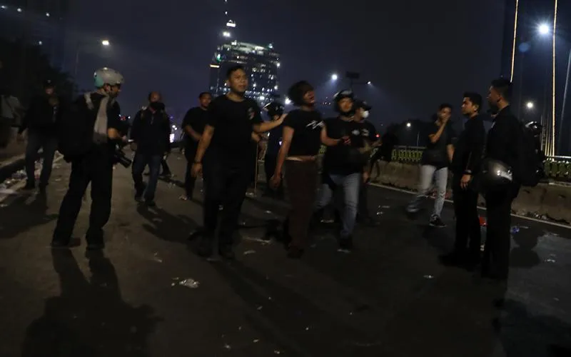 Demonstrasi yang menuntut perampasan aset dan hukuman mati bagi koruptor digelar oleh massa aksi, termasuk dari Aliansi Masyarakat Pati Bersatu (AMPB), di depan Gedung DPR RI, Senayan, Jakarta, pada Kamis, (27/8/2026). Massa juga menuntut hukuman mati bagi pelaku tindak pidana korupsi di Indonesia. Robinsar Nainggolan
